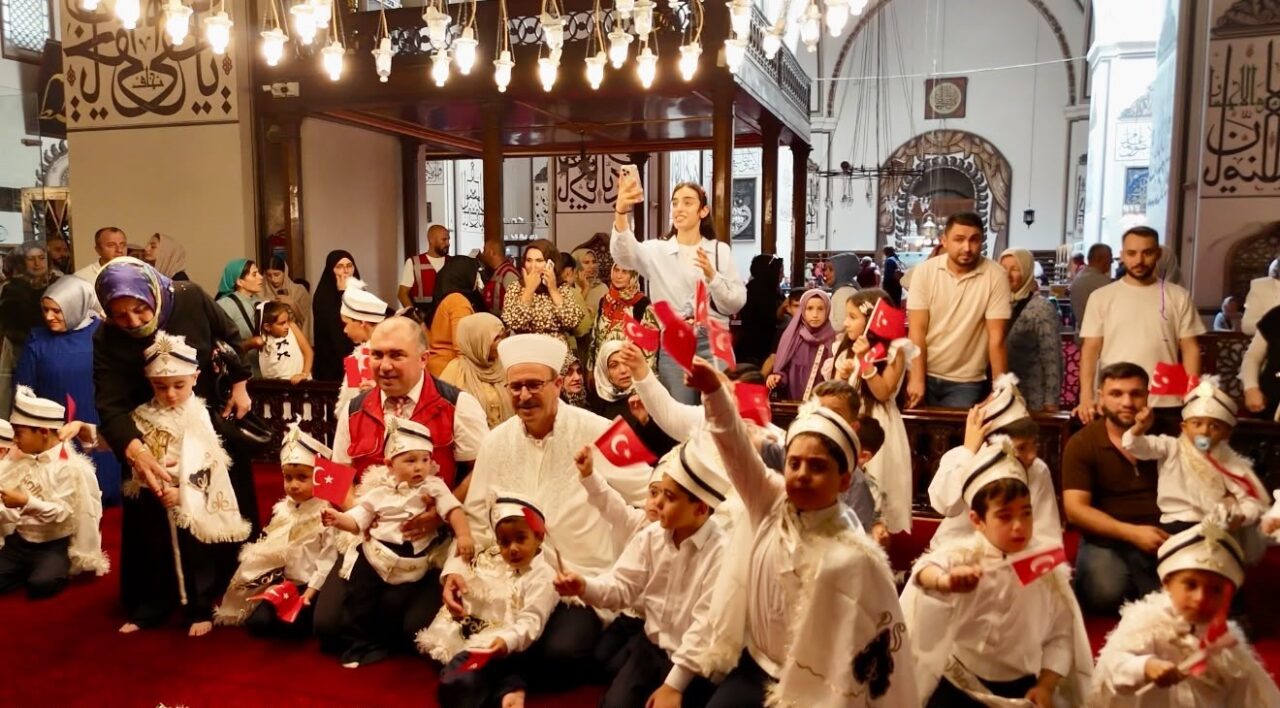 Bursa’da Vakıflar Genel Müdürlüğü tarafından düzenlenen sünnet şöleninde 25 çocuk