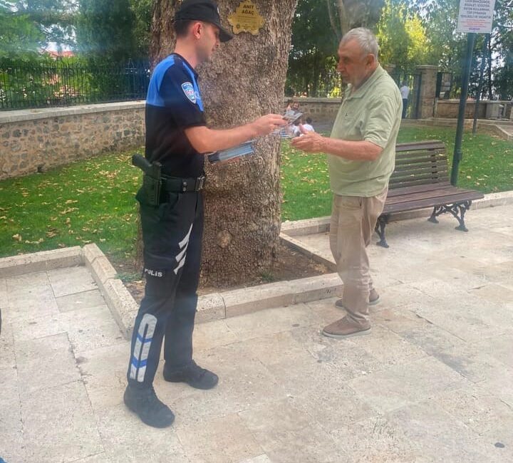 Bursa’da polisten vatandaşlara önemli uyarılar Bursa’da polis ekipleri, cuma namazı sonrası Yıldırım’daki Yeşil Camii’nde vatandaşlarla