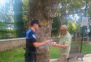 Bursa’da polis ekipleri, cuma namazı sonrası Yıldırım’daki Yeşil Camii’nde vatandaşlarla