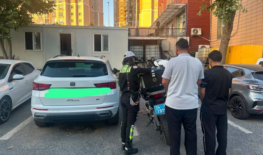 : İstanbul Başakşehir’de seyir halindeki otomobilden dışarı sarkan yolcunun görüntüleri