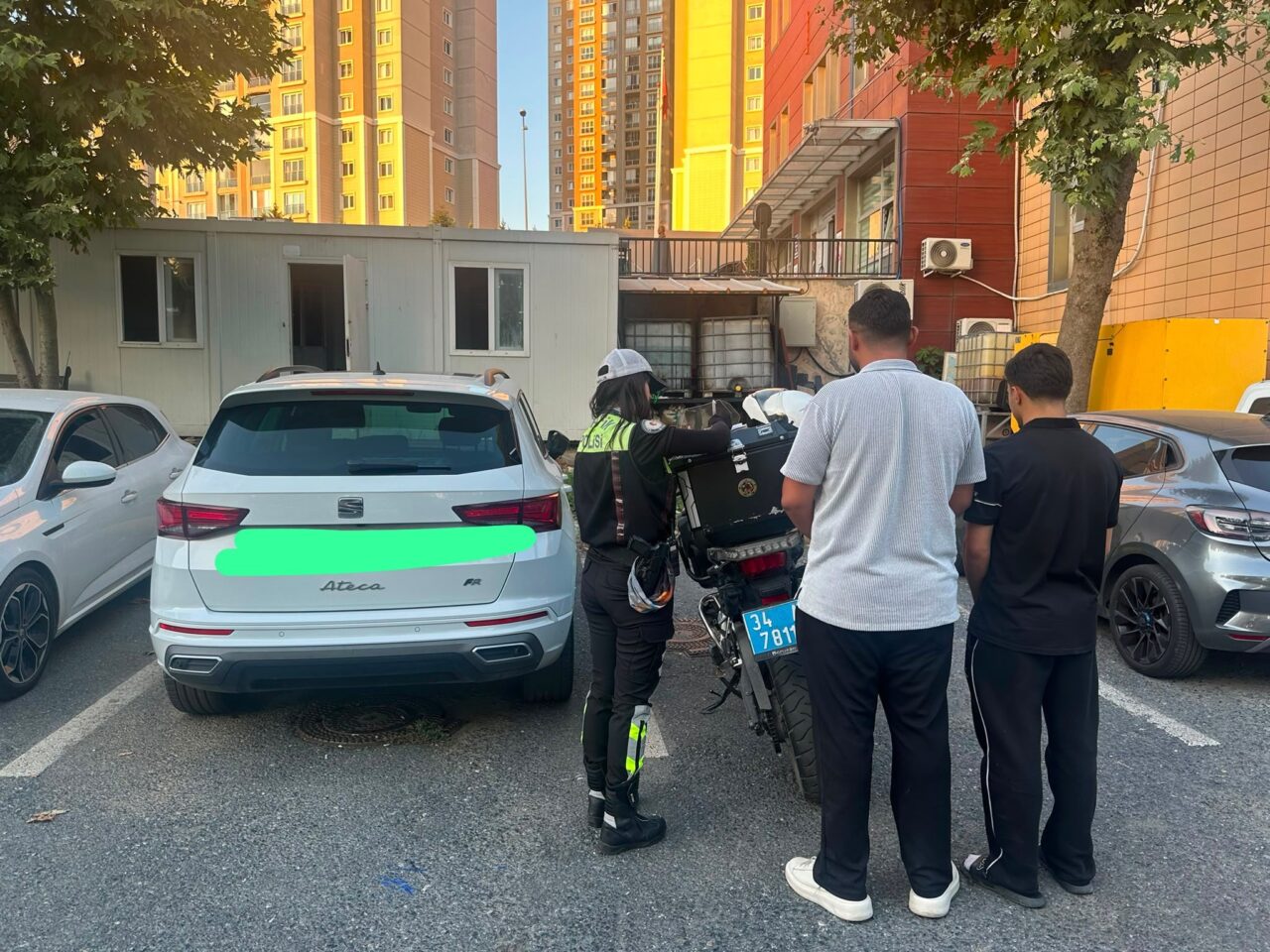 : İstanbul Başakşehir’de seyir halindeki otomobilden dışarı sarkan yolcunun görüntüleri