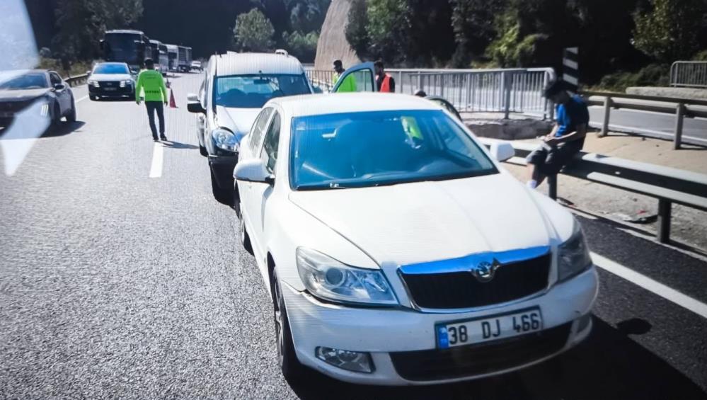 Bilecik'in Bozüyük ilçesinde dört aracın karıştığı zincirleme trafik kazasında 1