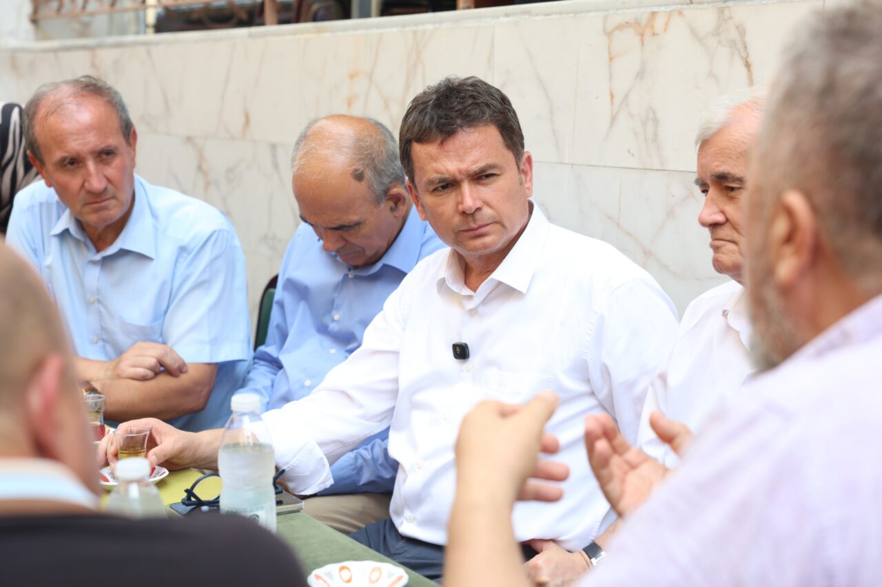 Osmangazi Belediye Başkanı Erkan Aydın, Cuma namazının ardından Küplüpınar Mahallesi’nde