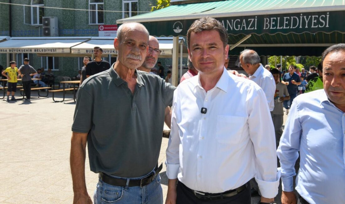 Başkan Aydın Alemdar’da vatandaşları dinledi Osmangazi Belediye Başkanı Erkan Aydın, Alemdar Mahallesi’nde cuma namazı sonrası