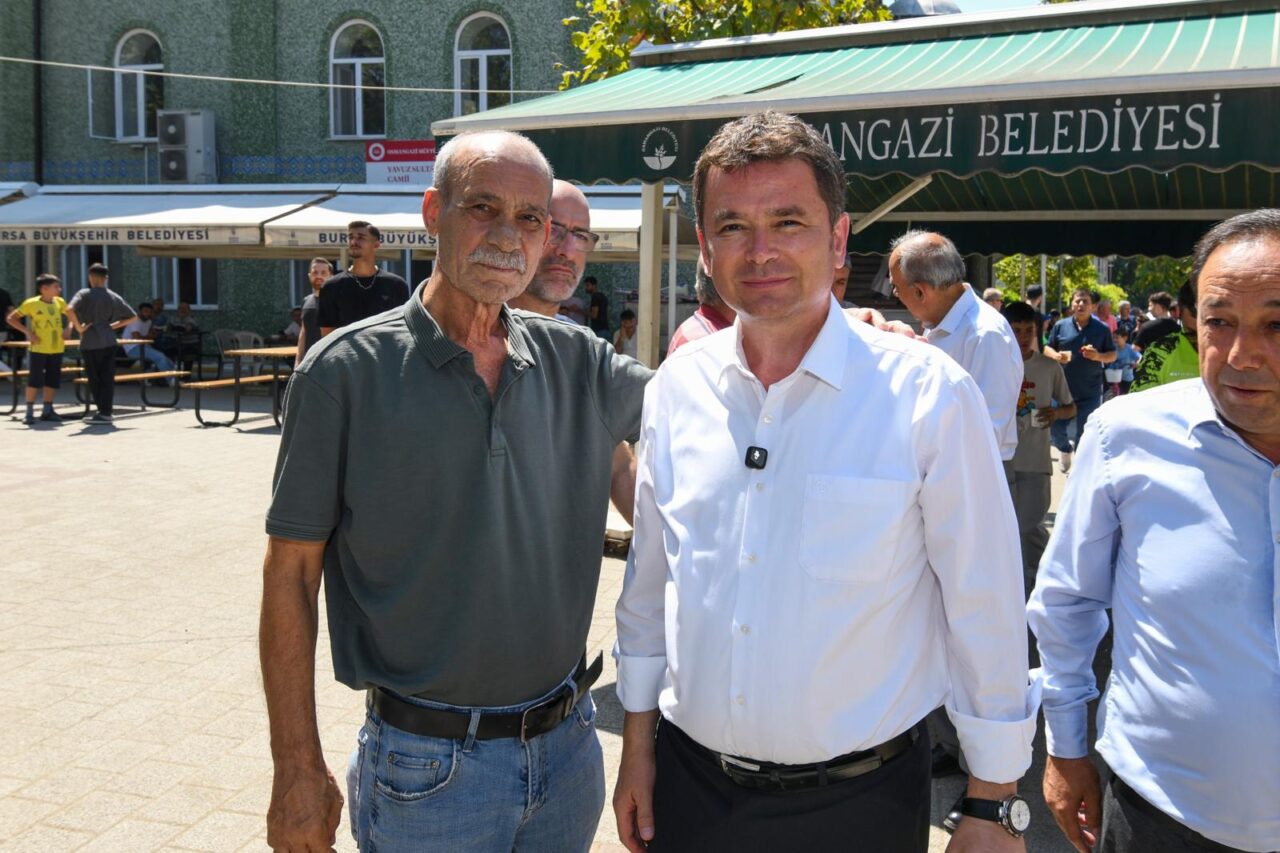 Osmangazi Belediye Başkanı Erkan Aydın, Alemdar Mahallesi’nde cuma namazı sonrası