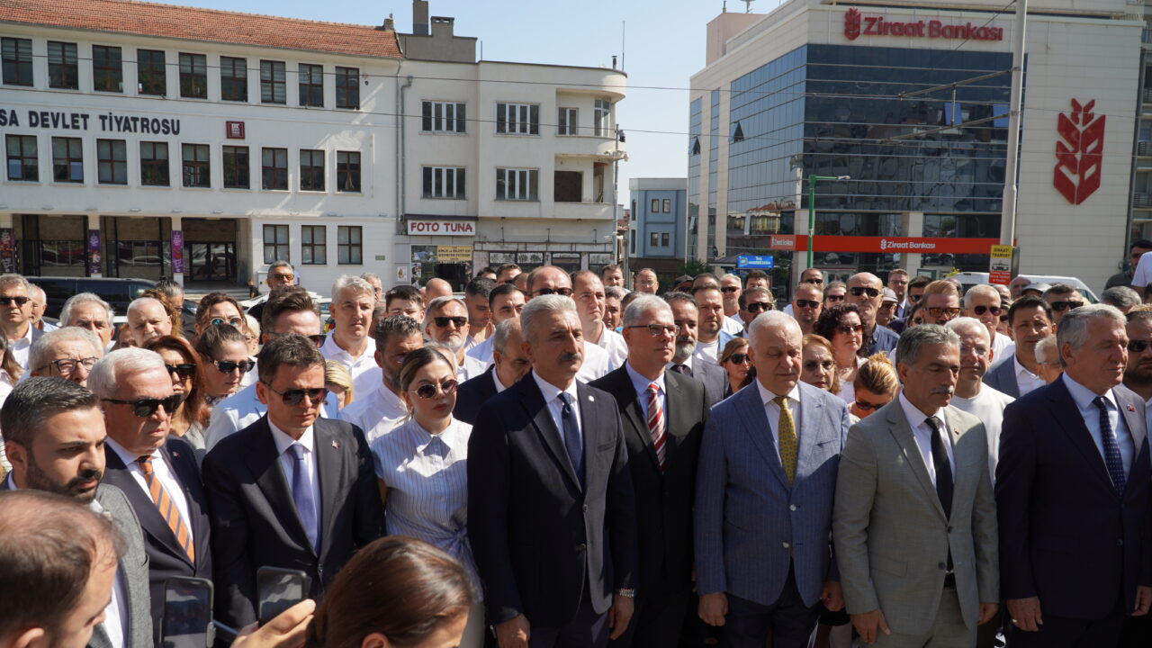 Bursa'da toplu geçiş! Belediye başkanları aynı karede 1 Bülten Medya -