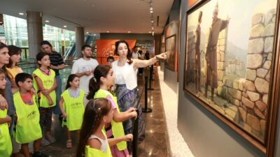 Osmangazi Belediyesi’nin düzenlediği “Bursa Kalesi’nin Gizemleri” atölyesinde çocuklar ve aileleri,