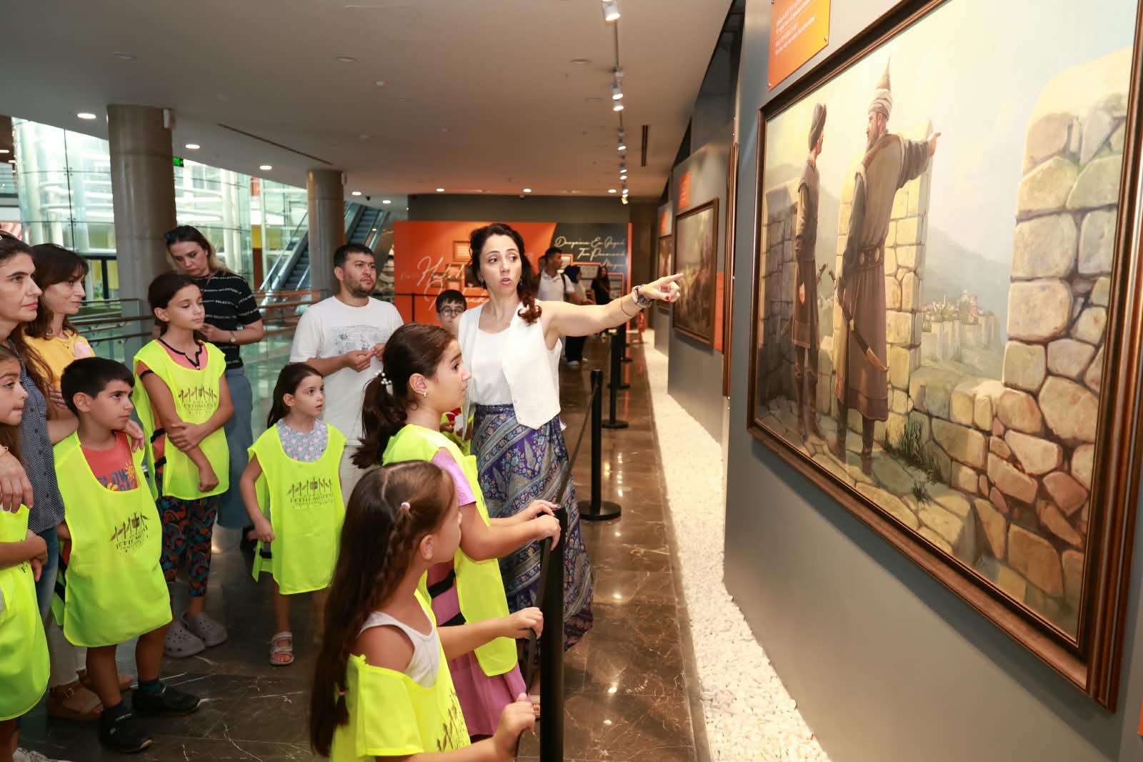 Osmangazi Belediyesi’nin düzenlediği “Bursa Kalesi’nin Gizemleri” atölyesinde çocuklar ve aileleri,