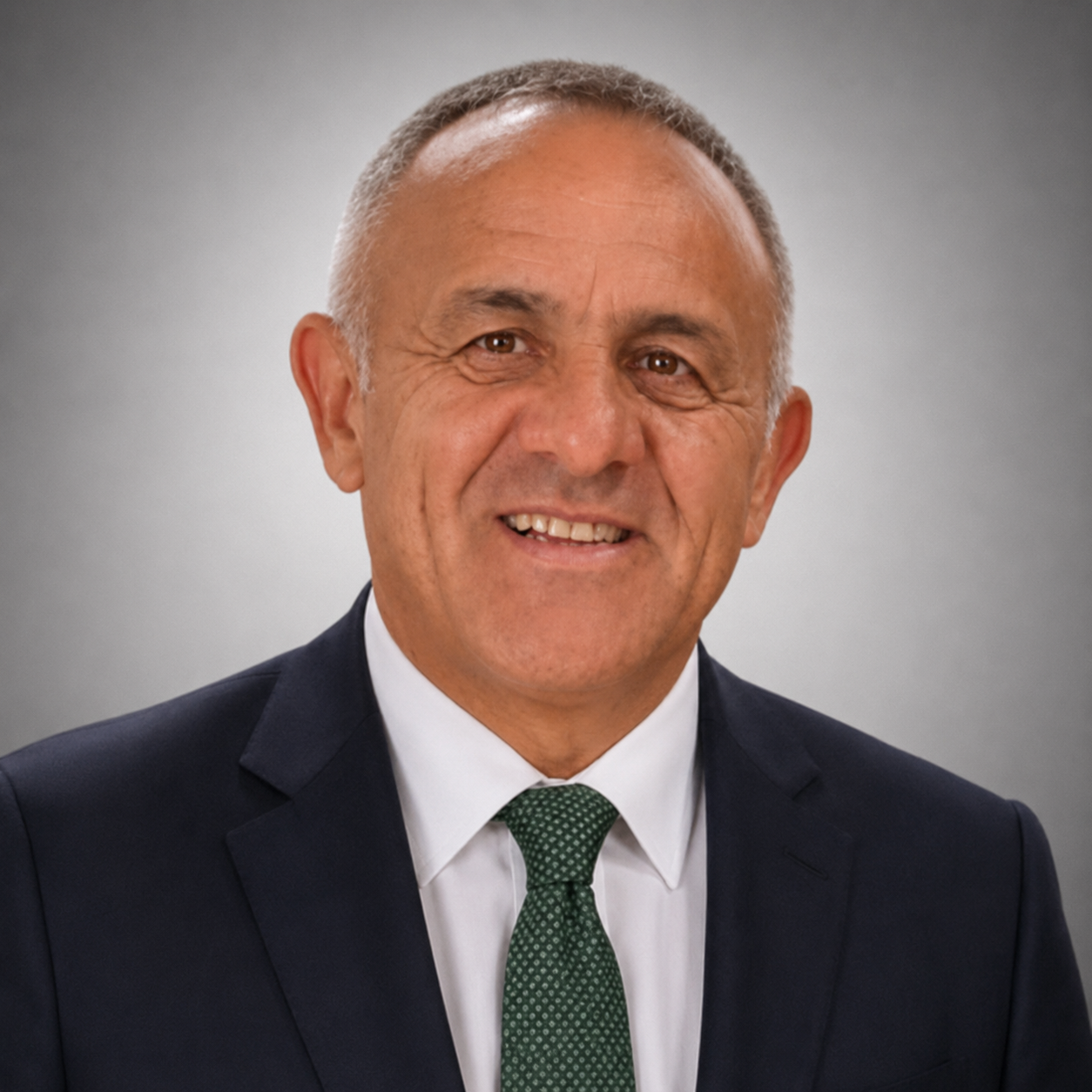 Hakan Cenkçiler Hakan Cenkçiler yazar fotoğrafı
