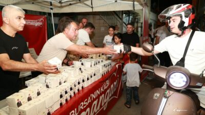 Osmangazi Belediyesi, Mevlit Kandili dolayısıyla ilçenin farklı noktalarında vatandaşlara kandil