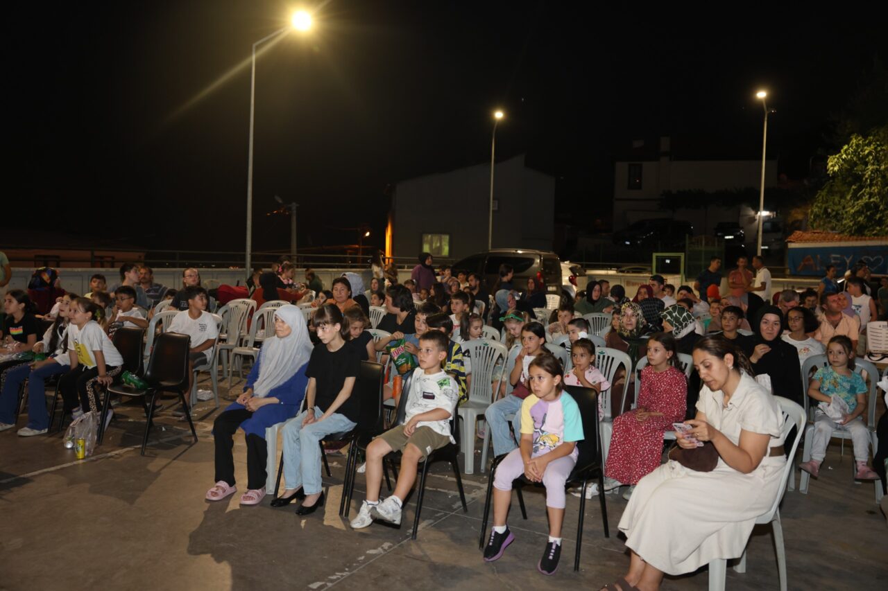 Osmangazi Belediyesi’nin açık hava film gösteriminde çocuklar ve aileleri, “Maşa