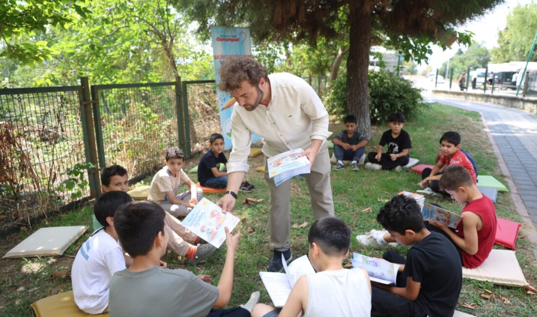 Yeniceabat’ta çocuklar kitaplarla buluştu! Osmangazi Belediyesi’nin “Osmangazi Okuyor” projesi kapsamında Yeniceabat Mahallesi’ndeki çocuklarla buluşan