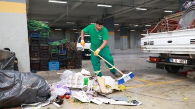 Osmangazi Belediyesi ekipleri, ilçedeki 67 pazar alanını her gün temizleyerek