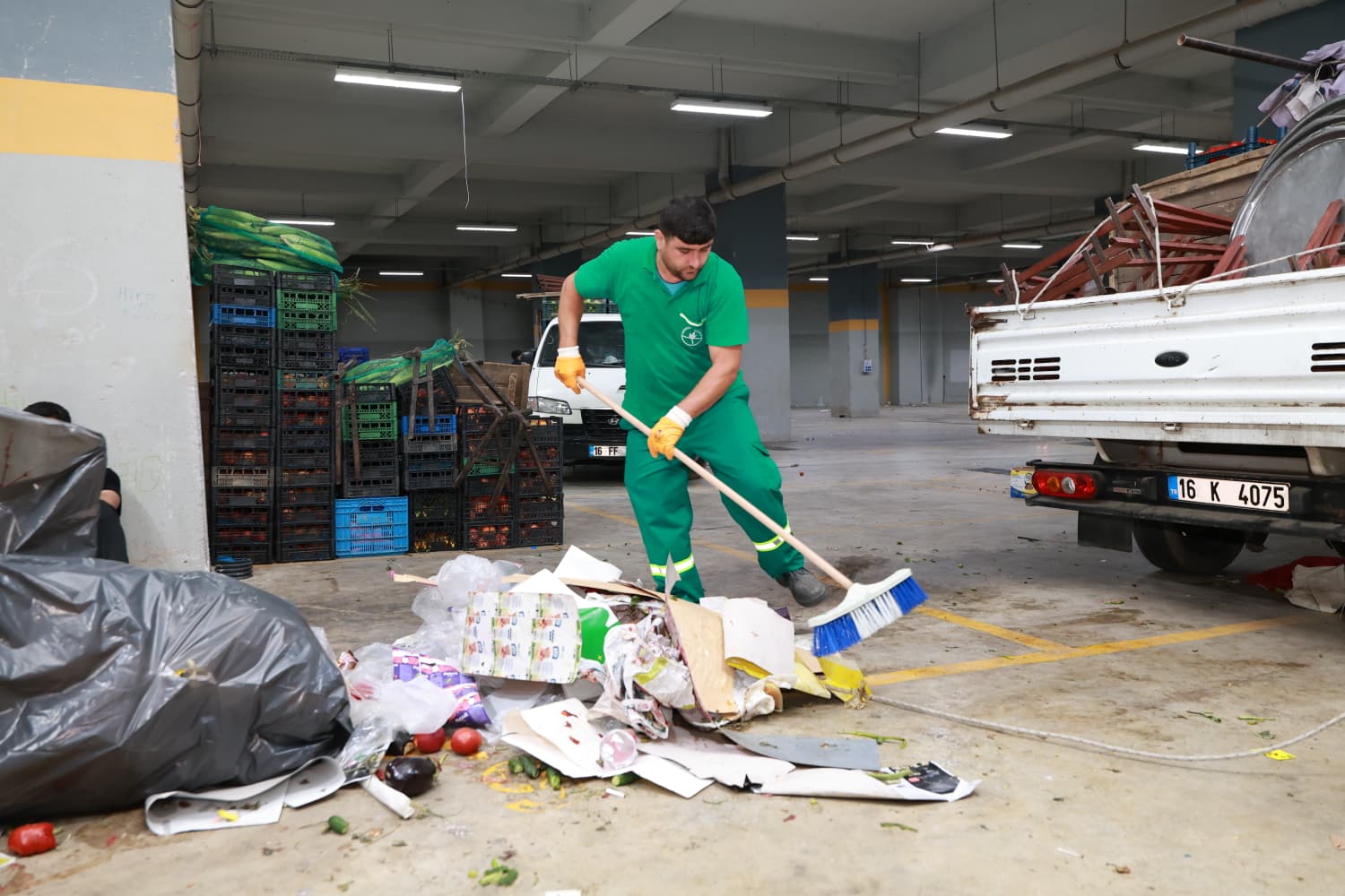 Osmangazi Belediyesi ekipleri, ilçedeki 67 pazar alanını her gün temizleyerek