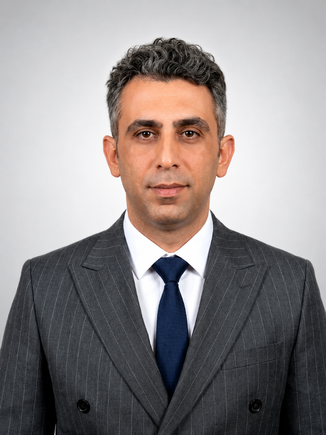 Tuğrul Karadağ Tuğrul Karadağ yazar fotoğrafı