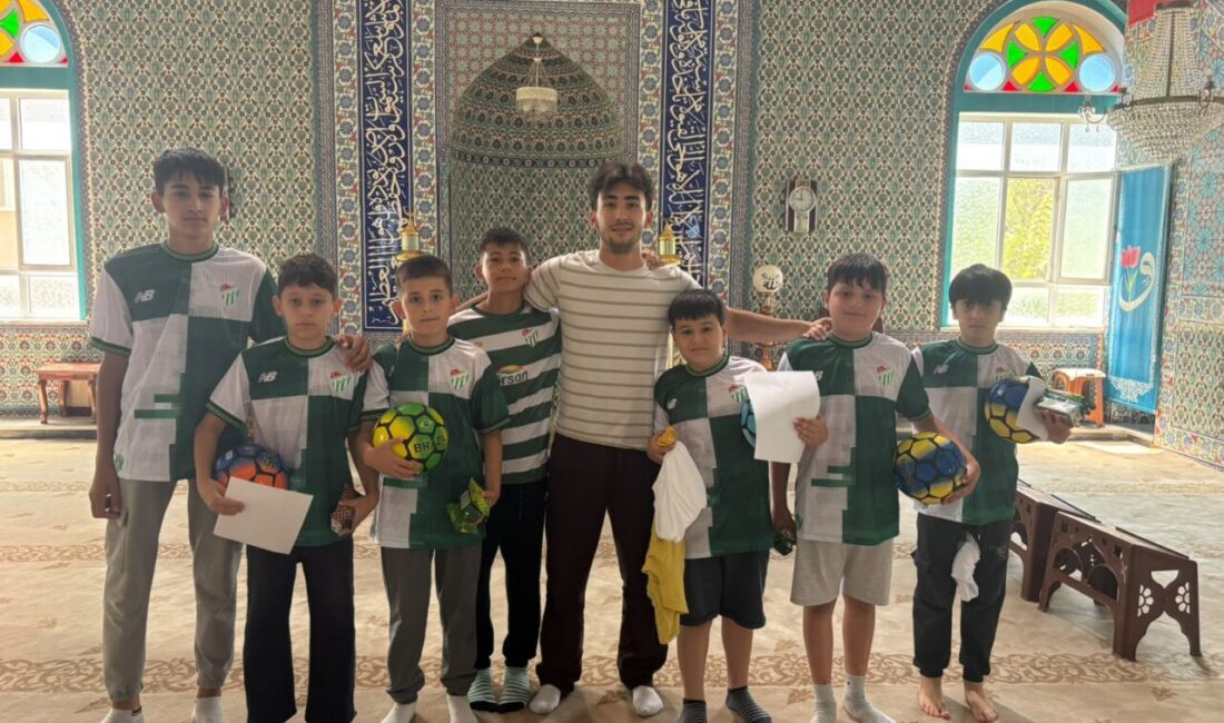 Alpağut’ta Yaz Kur’an Kursu’na katılan ve Kur’an-ı Kerim’e geçen öğrencilerle