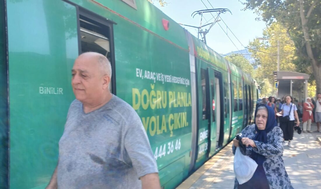 Bursa’da Millet Bahçesi önünde arızalanan İpekböceği’nde yolcular, başka bir otobüse