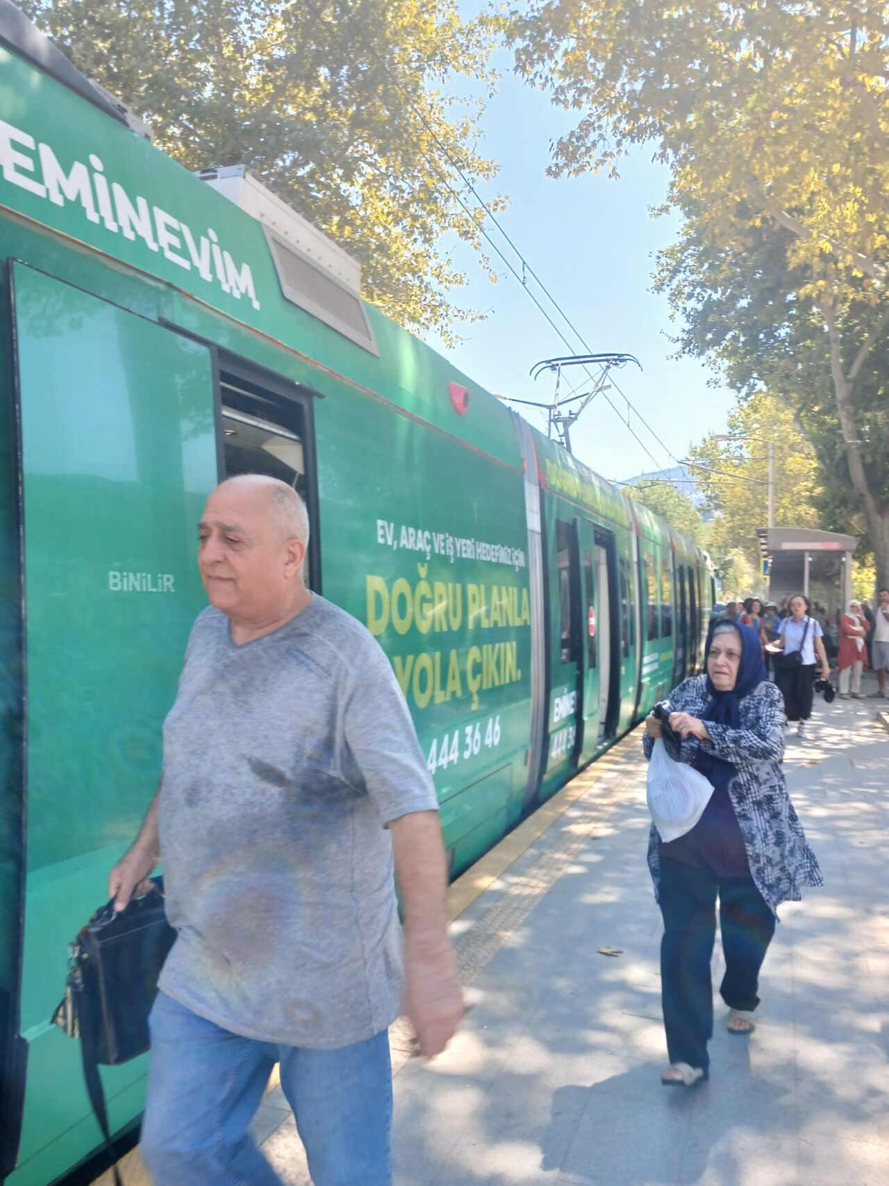 Bursa’da Millet Bahçesi önünde arızalanan İpekböceği’nde yolcular, başka bir otobüse