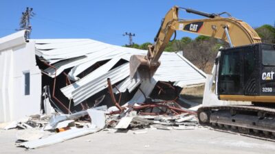 Osmangazi'de tarım arazisine ruhsatsız olarak inşa edilen depo, belediye ekiplerinin