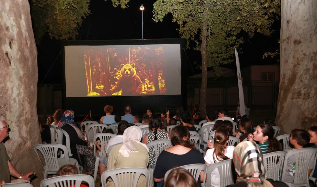 Yazlık Sinema Veysel Karani’de Çocukları Buluşturdu Osmangazi Belediyesi'nin "Osmangazi'de Yaz Film Gösterimleri" etkinliği kapsamında Veysel Karani
