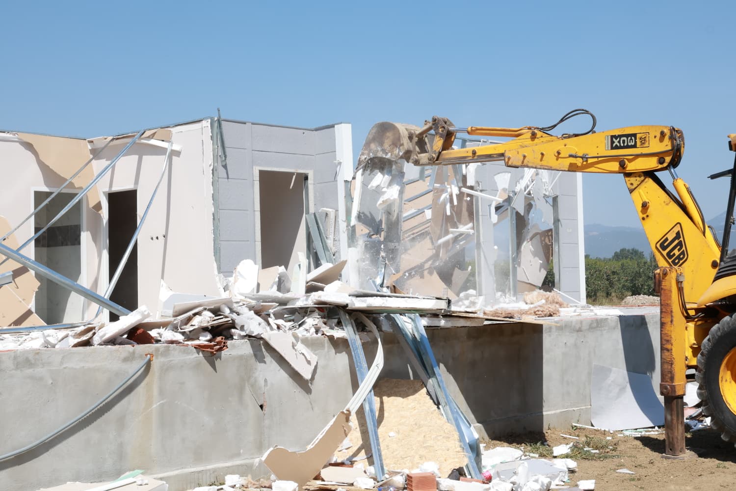 Kaçak bina yıkımında hayat kurtaran müdahale 1 Bülten Medya -