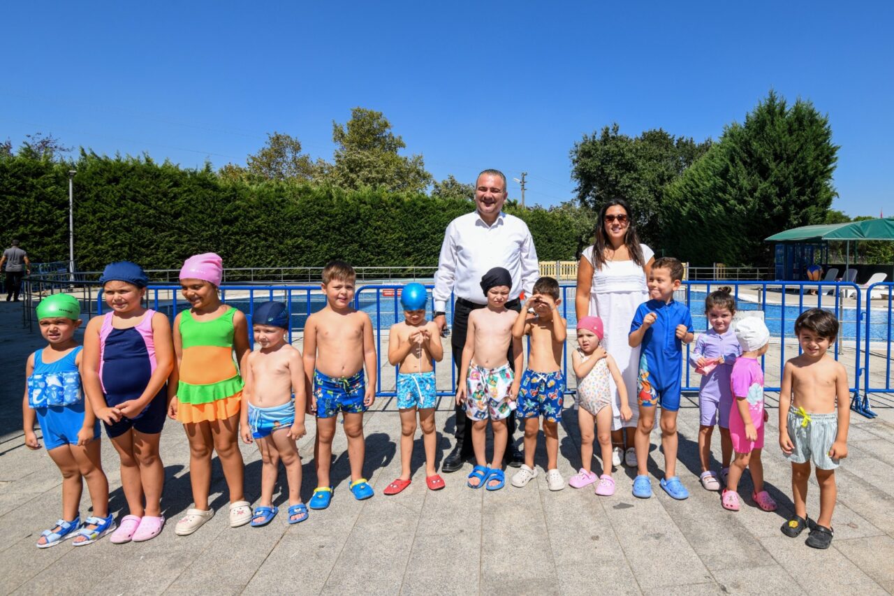 Osmangazi Belediyesi’nin Yaz Spor Okulları kapsamında düzenlediği yüzme eğitimlerini tamamlayan