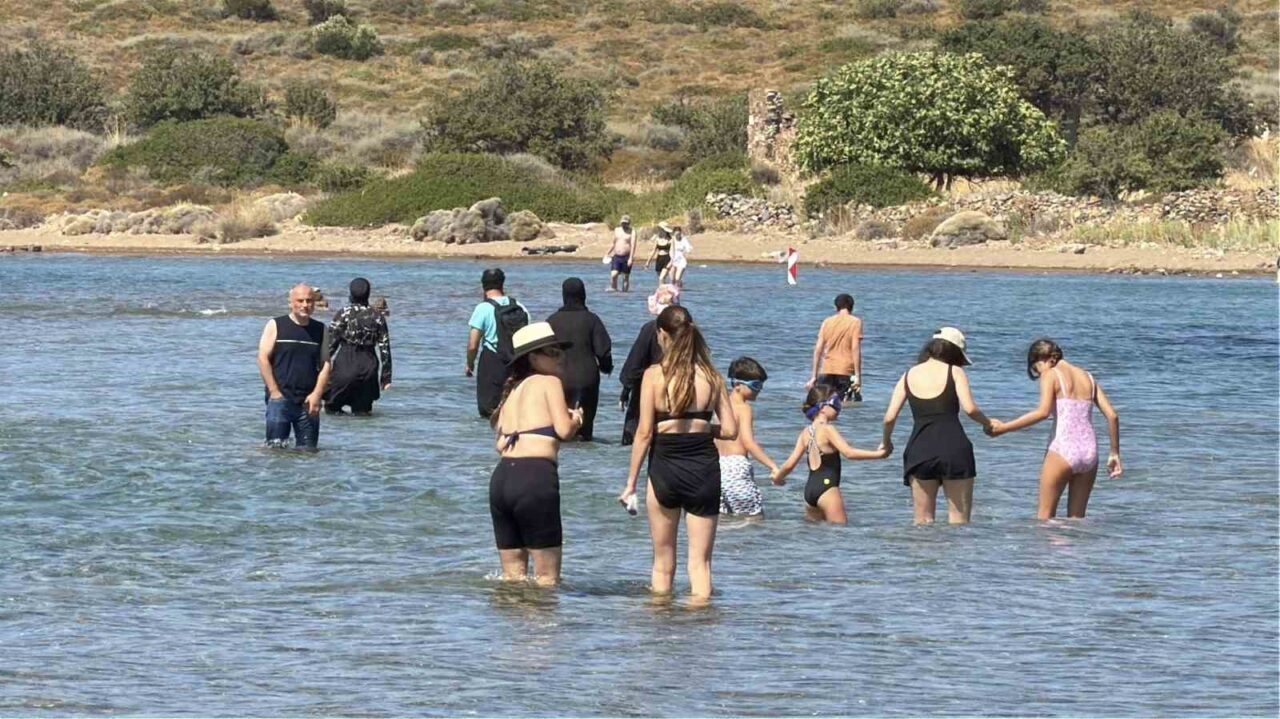 Adadan, adaya denizin içinden yürüyerek geçiyorlar 33 Bülten Medya -