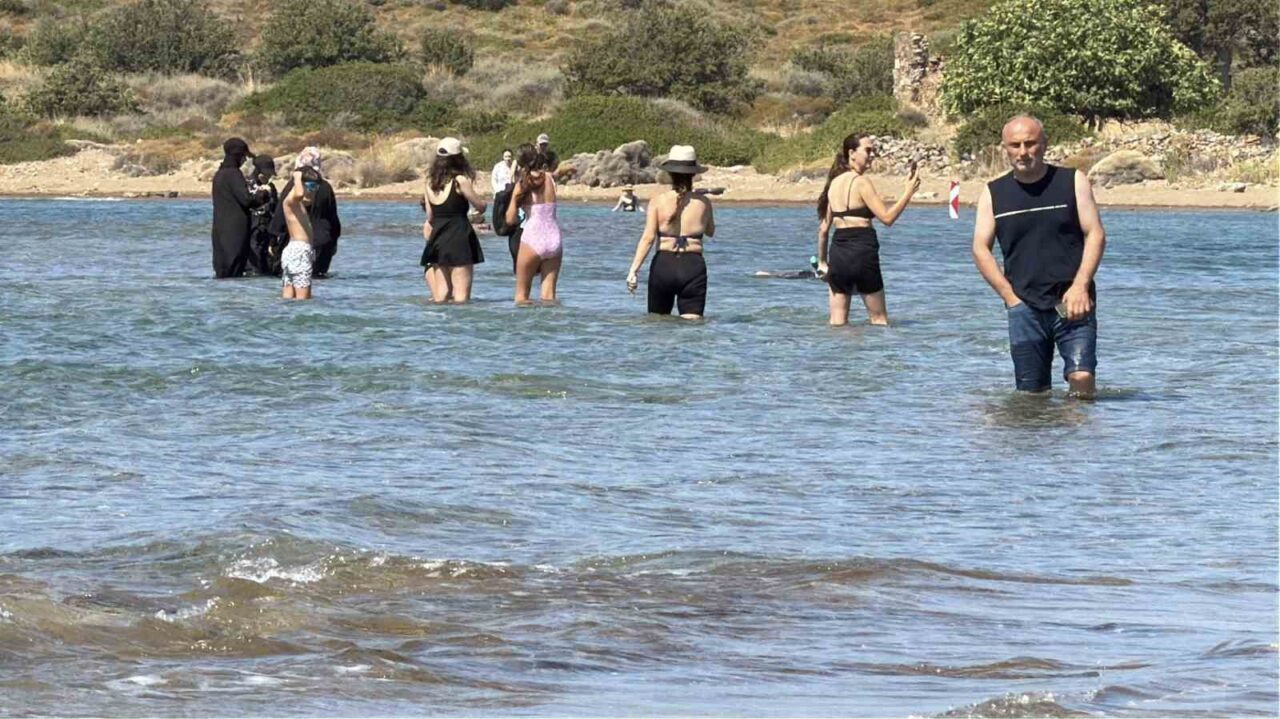 Adadan, adaya denizin içinden yürüyerek geçiyorlar 35 Bülten Medya -