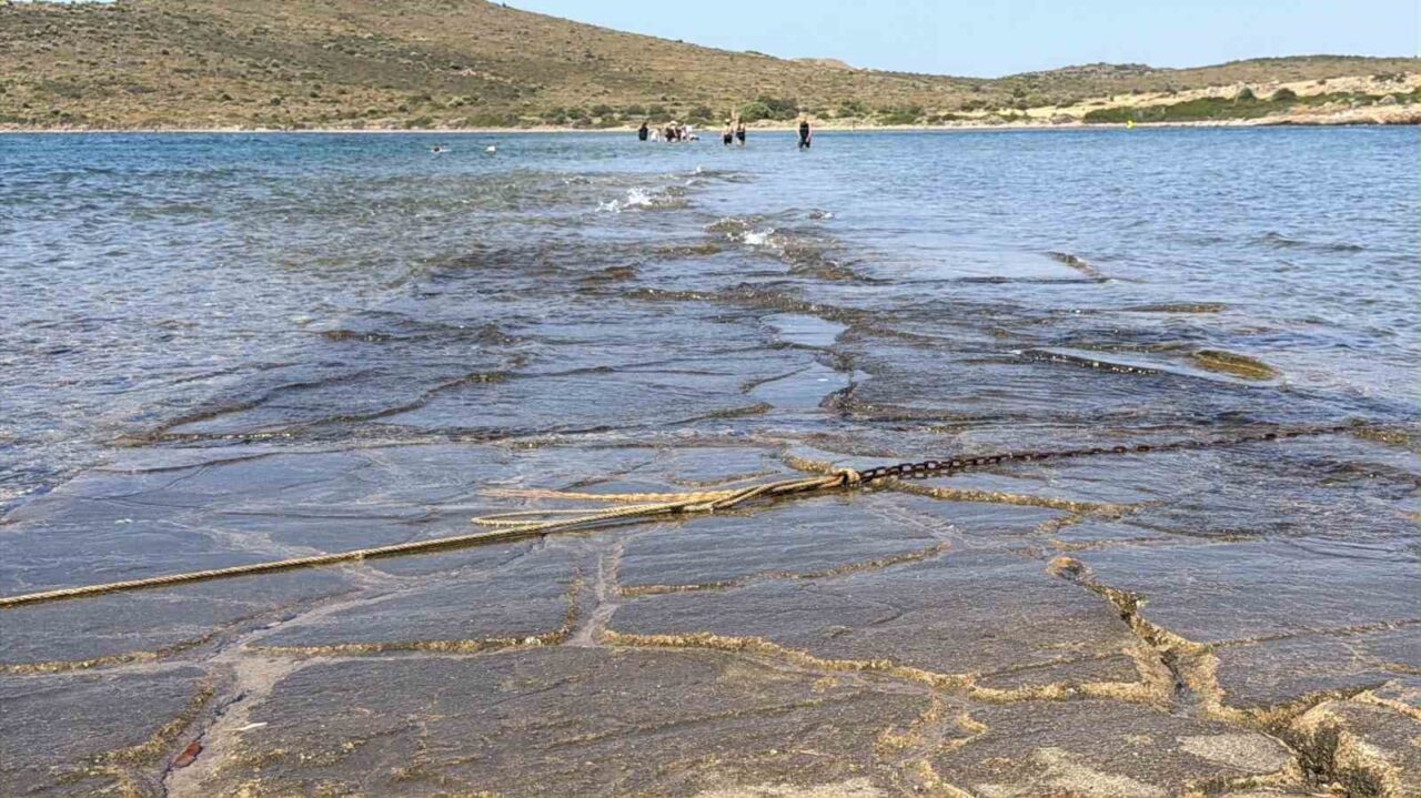 Adadan, adaya denizin içinden yürüyerek geçiyorlar 36 Bülten Medya -