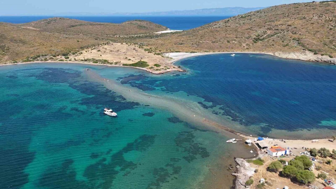 Adadan, adaya denizin içinden yürüyerek geçiyorlar 28 Bülten Medya -