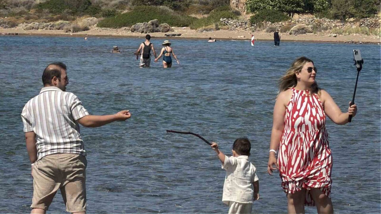 Adadan, adaya denizin içinden yürüyerek geçiyorlar 30 Bülten Medya -