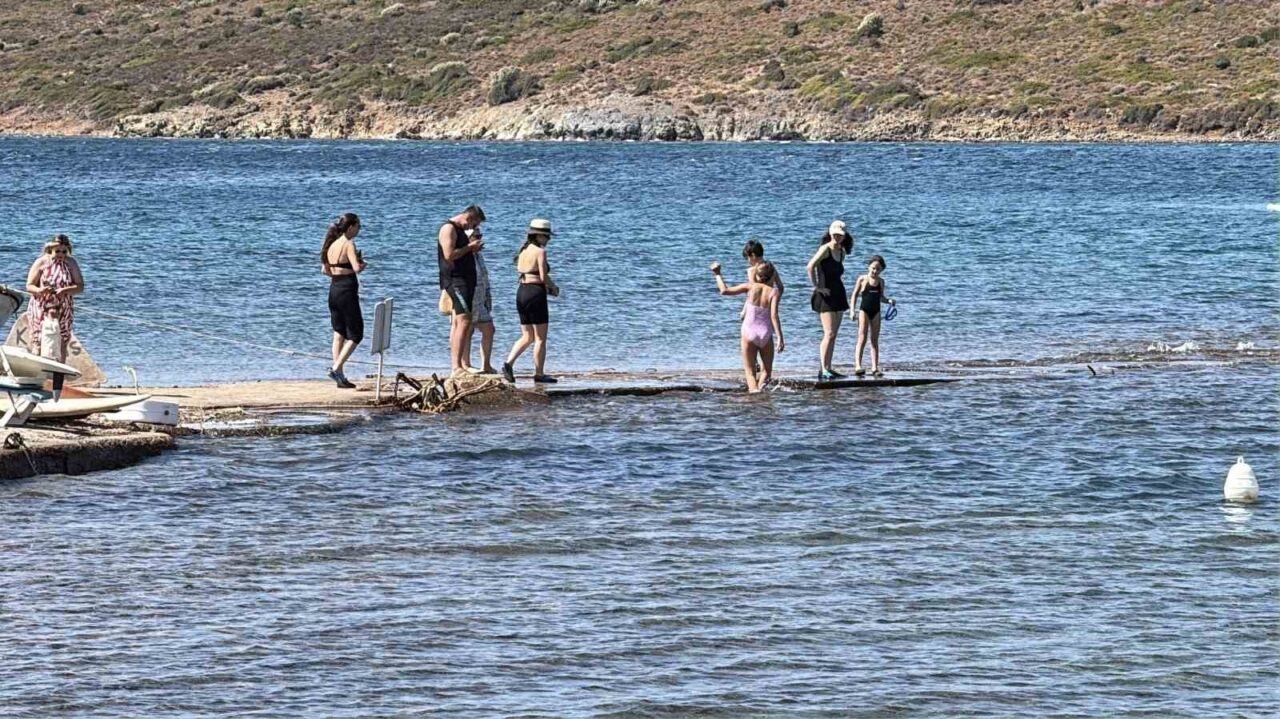 Adadan, adaya denizin içinden yürüyerek geçiyorlar 32 Bülten Medya -