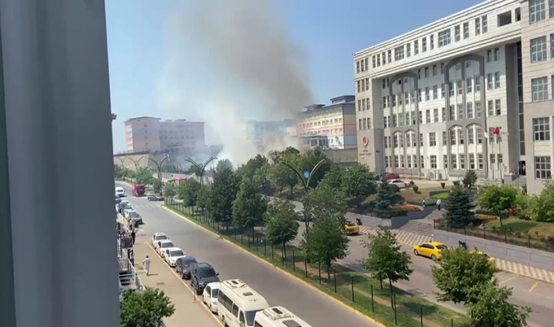Adliye bahçesinde yangın çıktı Kocaeli’deki Gebze Adliyesi’nin bahçesinde bulunan güneş enerjisi panelinde çıkan yangın,