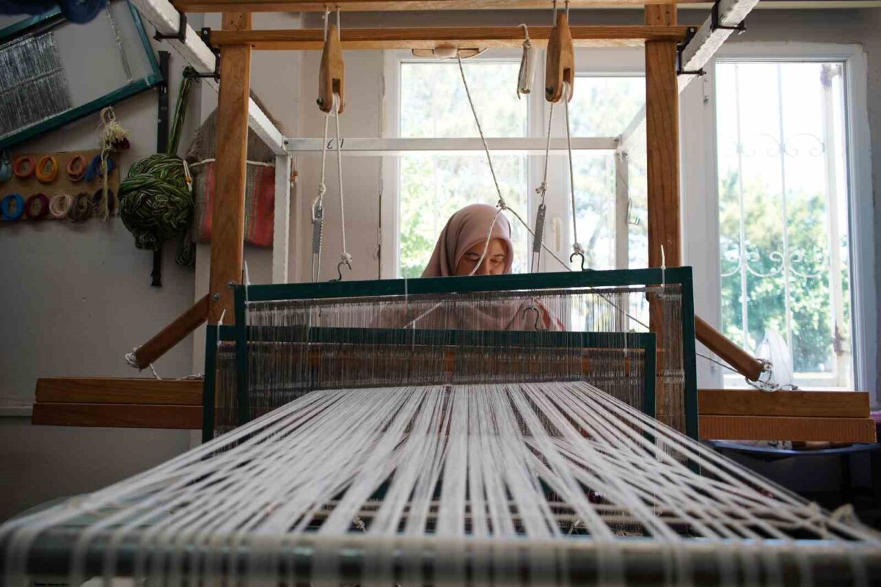 Aile yadigarlarıyla yola çıkan kilim ustası, dokumacılığı nesillere aktarıyor 23 Bülten Medya -