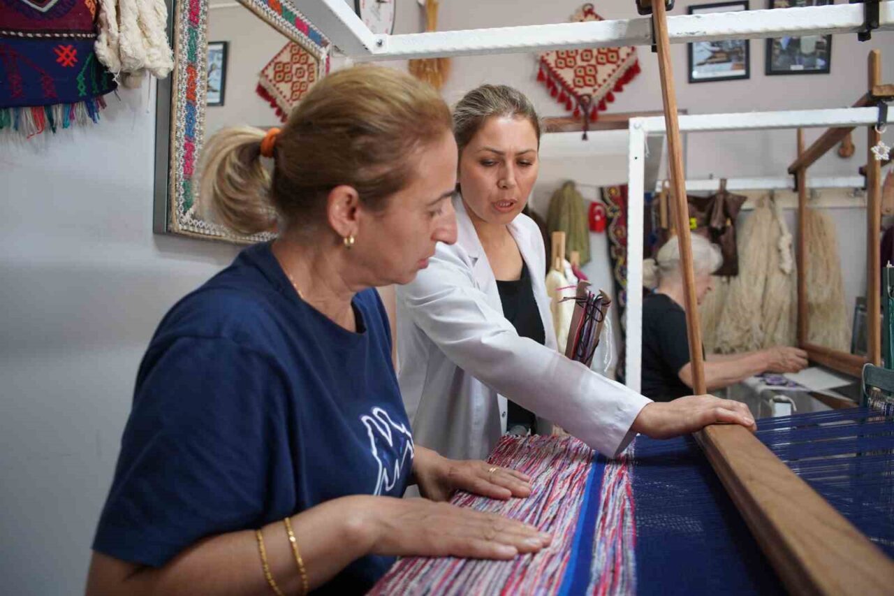 Aile yadigarlarıyla yola çıkan kilim ustası, dokumacılığı nesillere aktarıyor 22 Bülten Medya -