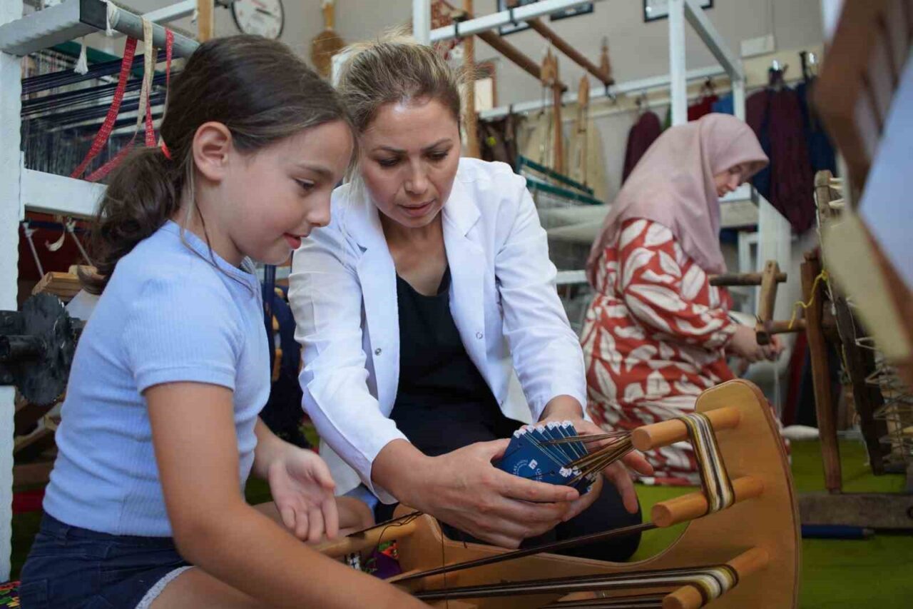 Aile yadigarlarıyla yola çıkan kilim ustası, dokumacılığı nesillere aktarıyor 24 Bülten Medya -