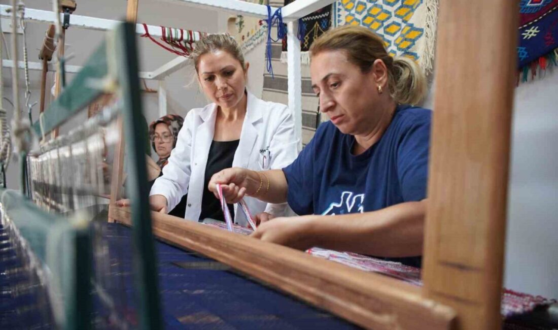Aile yadigarlarıyla yola çıkan kilim ustası, dokumacılığı nesillere aktarıyor Sakarya’da 28 yıldır kilim dokuyan 42 yaşındaki usta öğretici, ata