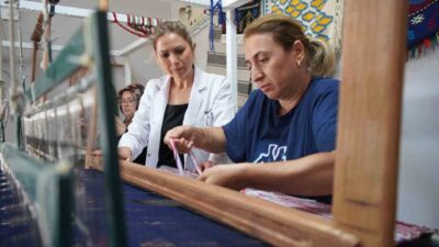 Sakarya’da 28 yıldır kilim dokuyan 42 yaşındaki usta öğretici, ata