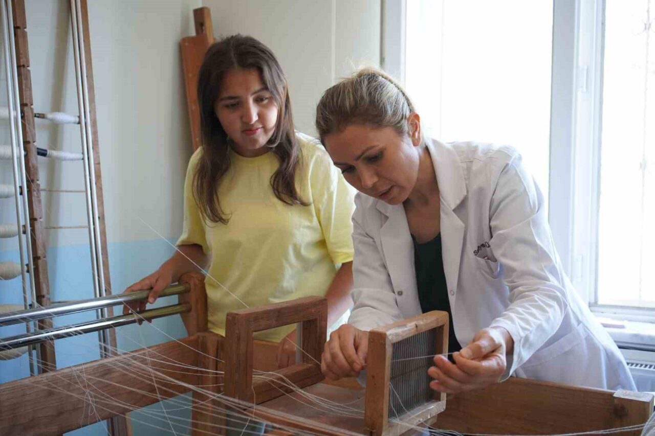 Aile yadigarlarıyla yola çıkan kilim ustası, dokumacılığı nesillere aktarıyor 28 Bülten Medya -