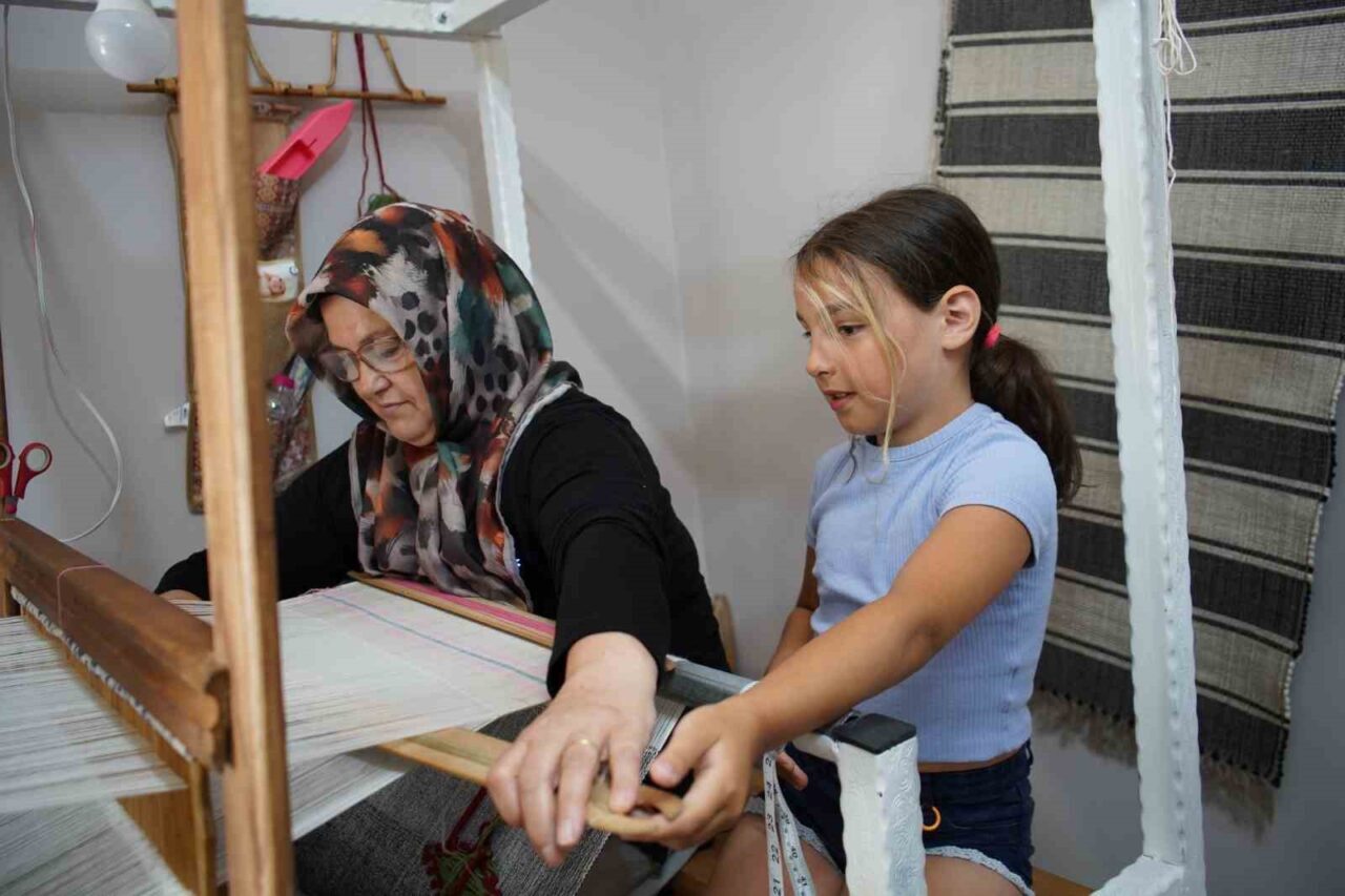 Aile yadigarlarıyla yola çıkan kilim ustası, dokumacılığı nesillere aktarıyor 27 Bülten Medya -