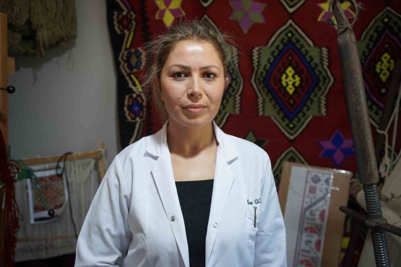 Aile yadigarlarıyla yola çıkan kilim ustası, dokumacılığı nesillere aktarıyor 26 Bülten Medya -