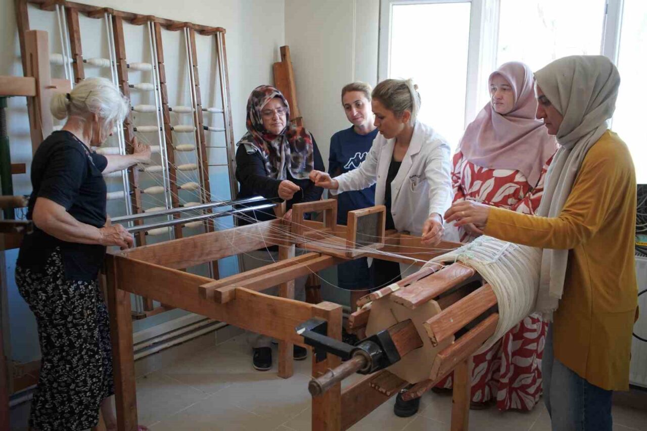 Aile yadigarlarıyla yola çıkan kilim ustası, dokumacılığı nesillere aktarıyor 25 Bülten Medya -