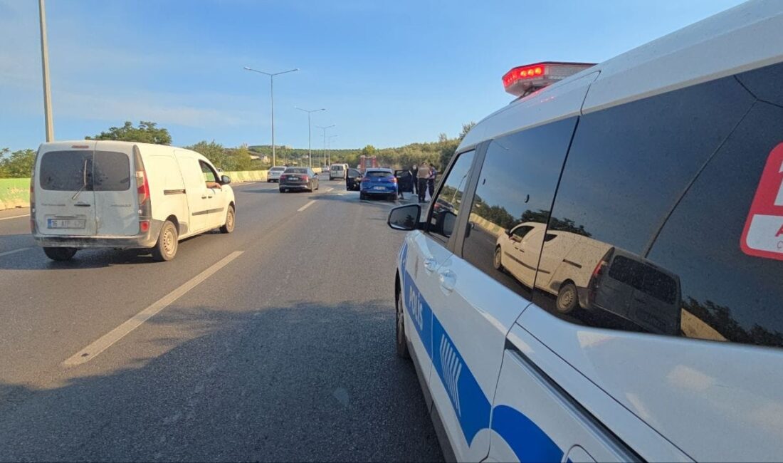 Bursa’da seyir halindeki araç henüz bilinmeyen bir nedenle alev aldı.