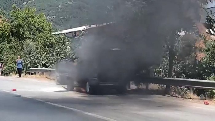 Alevlere teslim olan araç kullanılamaz hale geldi Bursa’da seyir halindeki araçta çıkan yangın paniğe neden oldu. Alevlere