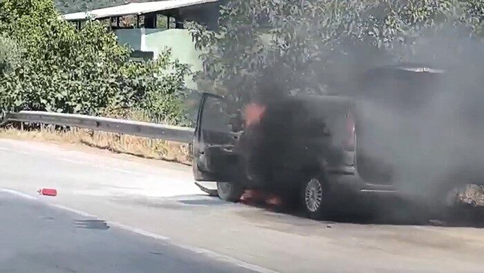 Alevlere teslim olan araç kullanılamaz hale geldi 7 Bülten Medya -