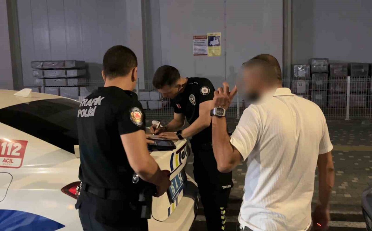 Alkollü sürücüden ilginç hareketler.. Yüzünü sakladı, basın mensubunu kayda alıp küfür etti 40 Bülten Medya -