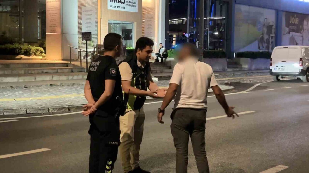 Alkollü sürücüden ilginç hareketler.. Yüzünü sakladı, basın mensubunu kayda alıp küfür etti 36 Bülten Medya -