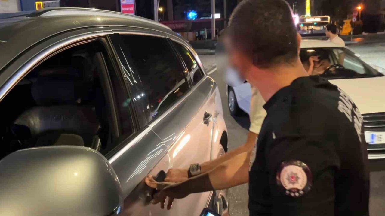 Alkollü sürücüden ilginç hareketler.. Yüzünü sakladı, basın mensubunu kayda alıp küfür etti 42 Bülten Medya -
