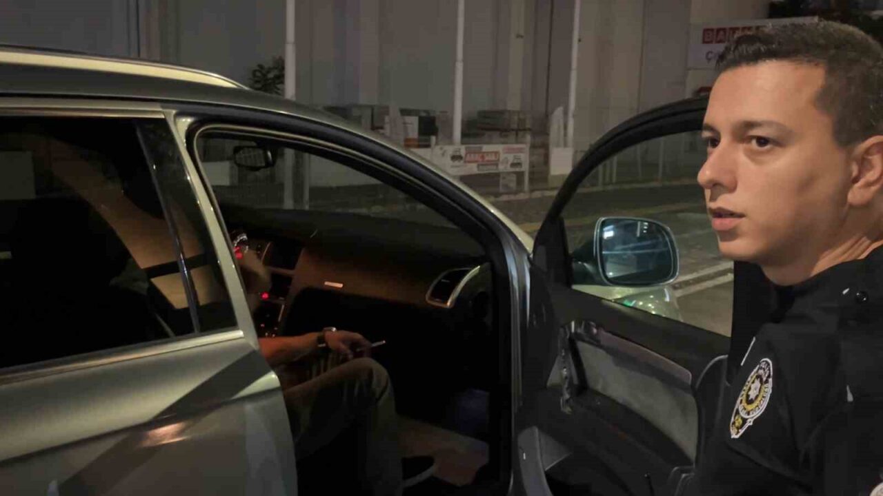 Alkollü sürücüden ilginç hareketler.. Yüzünü sakladı, basın mensubunu kayda alıp küfür etti 41 Bülten Medya -