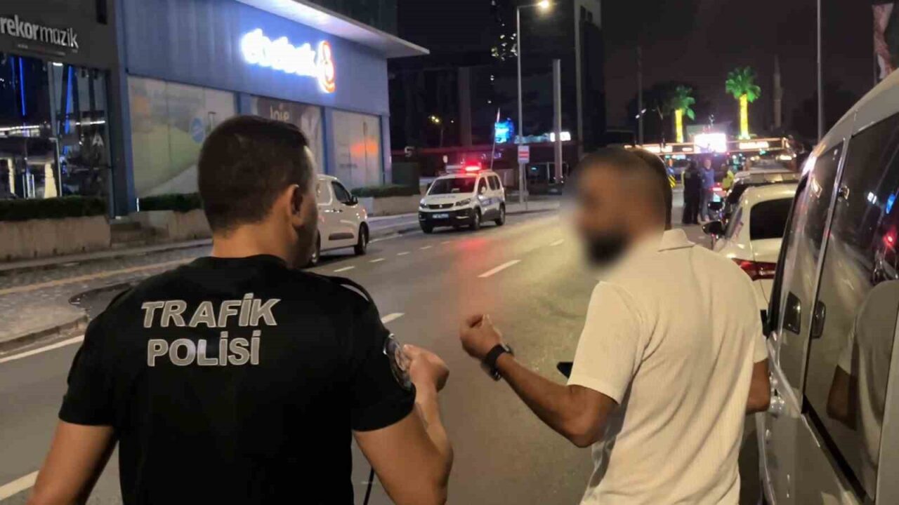Alkollü sürücüden ilginç hareketler.. Yüzünü sakladı, basın mensubunu kayda alıp küfür etti 38 Bülten Medya -
